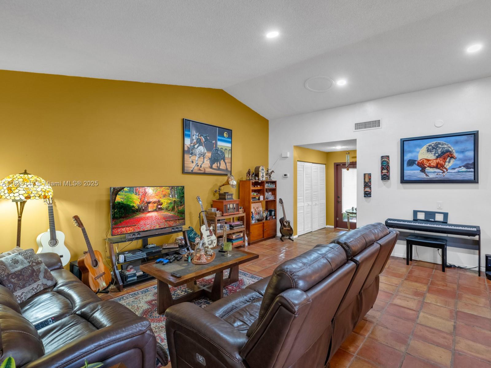 COUNTRY ISLES - Residential