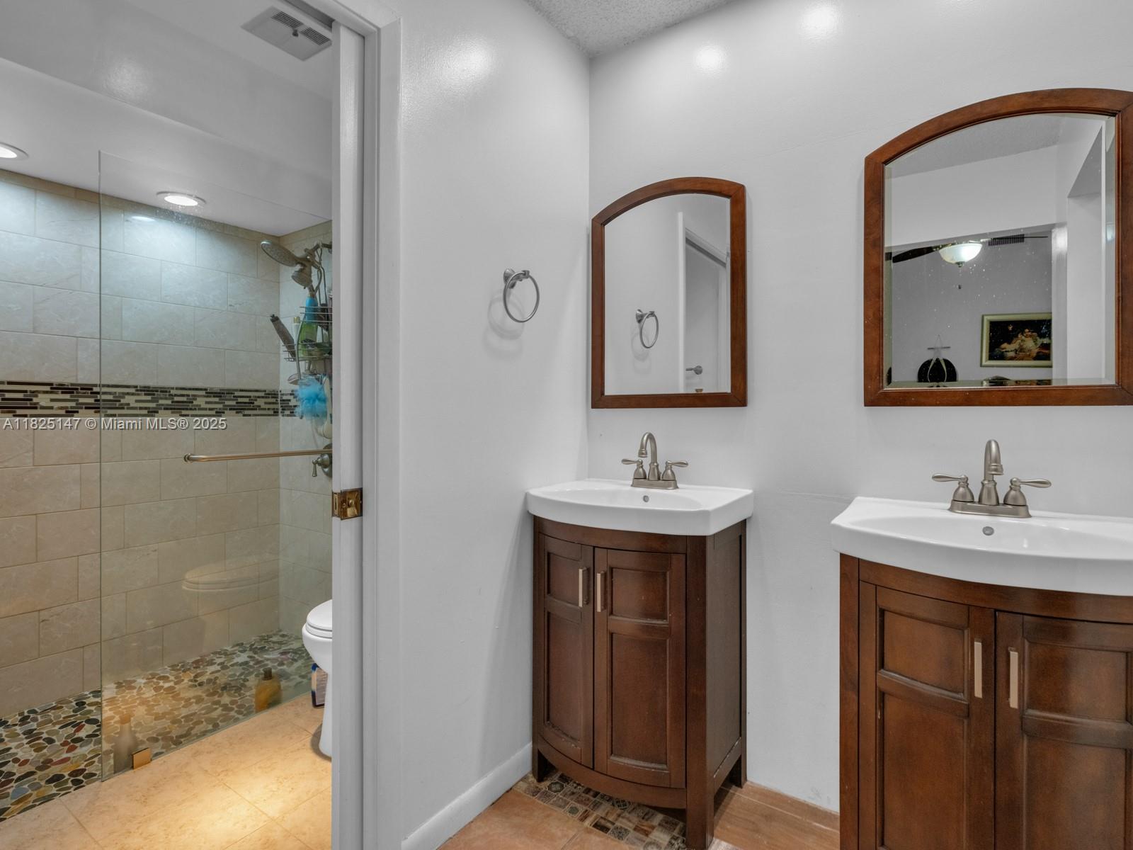 COUNTRY ISLES - Residential