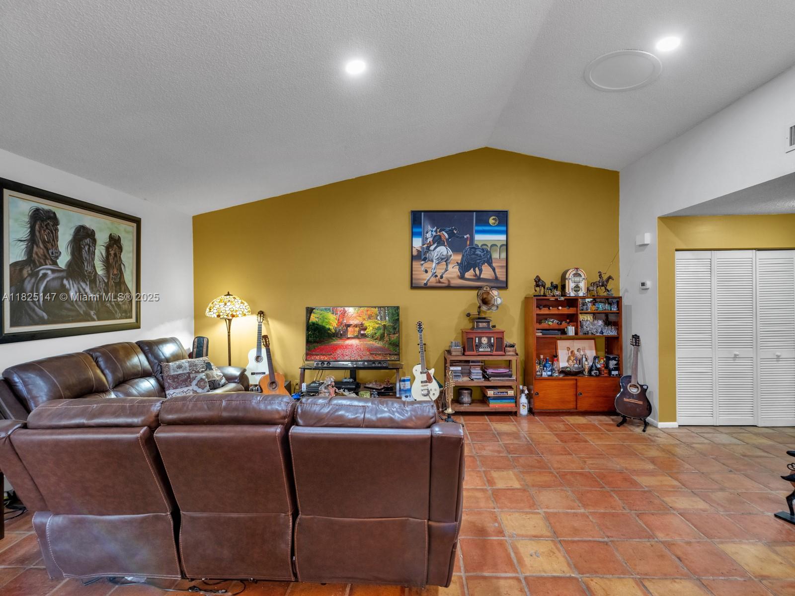 COUNTRY ISLES - Residential