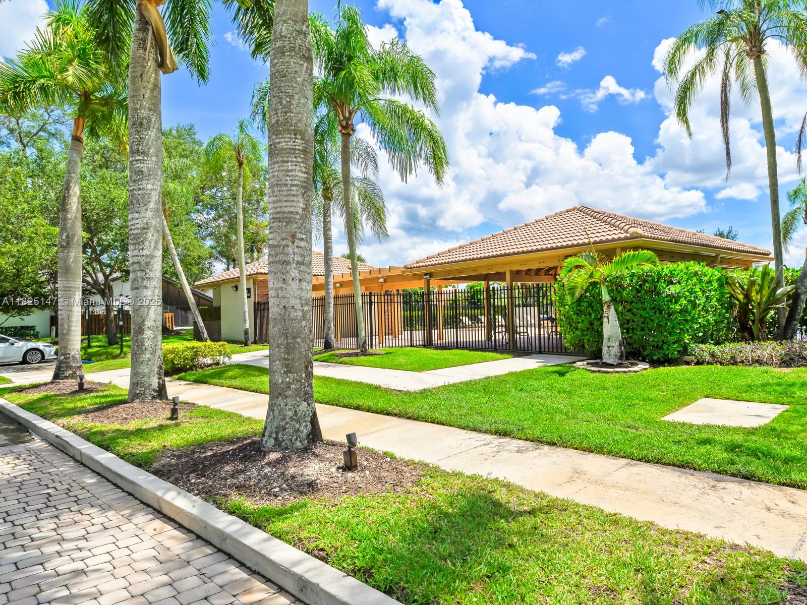 COUNTRY ISLES - Residential