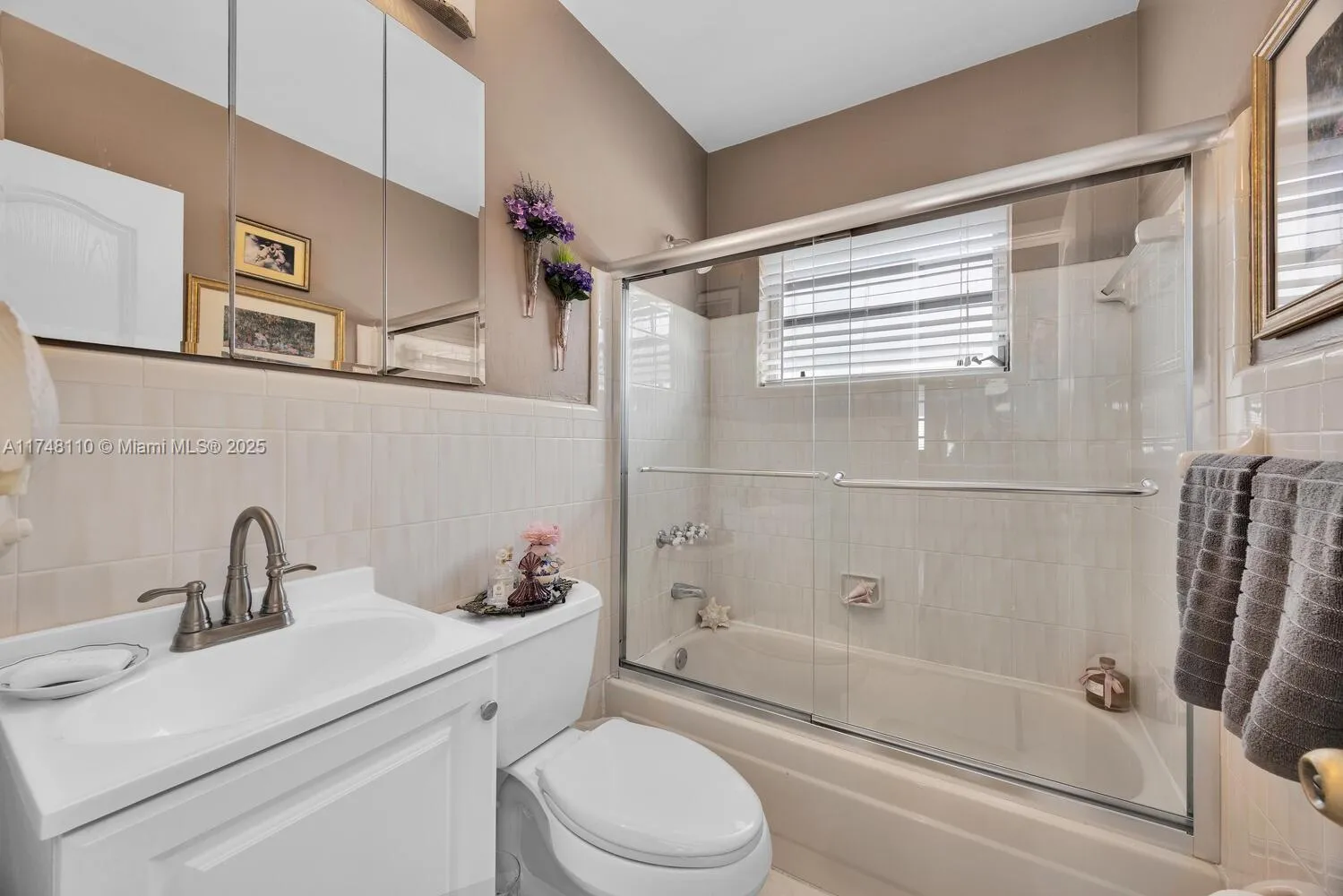 Coral Gables, Florida 33134, United States, 2 Bedrooms Bedrooms, ,2 BathroomsBathrooms,Residential,Pending,79057