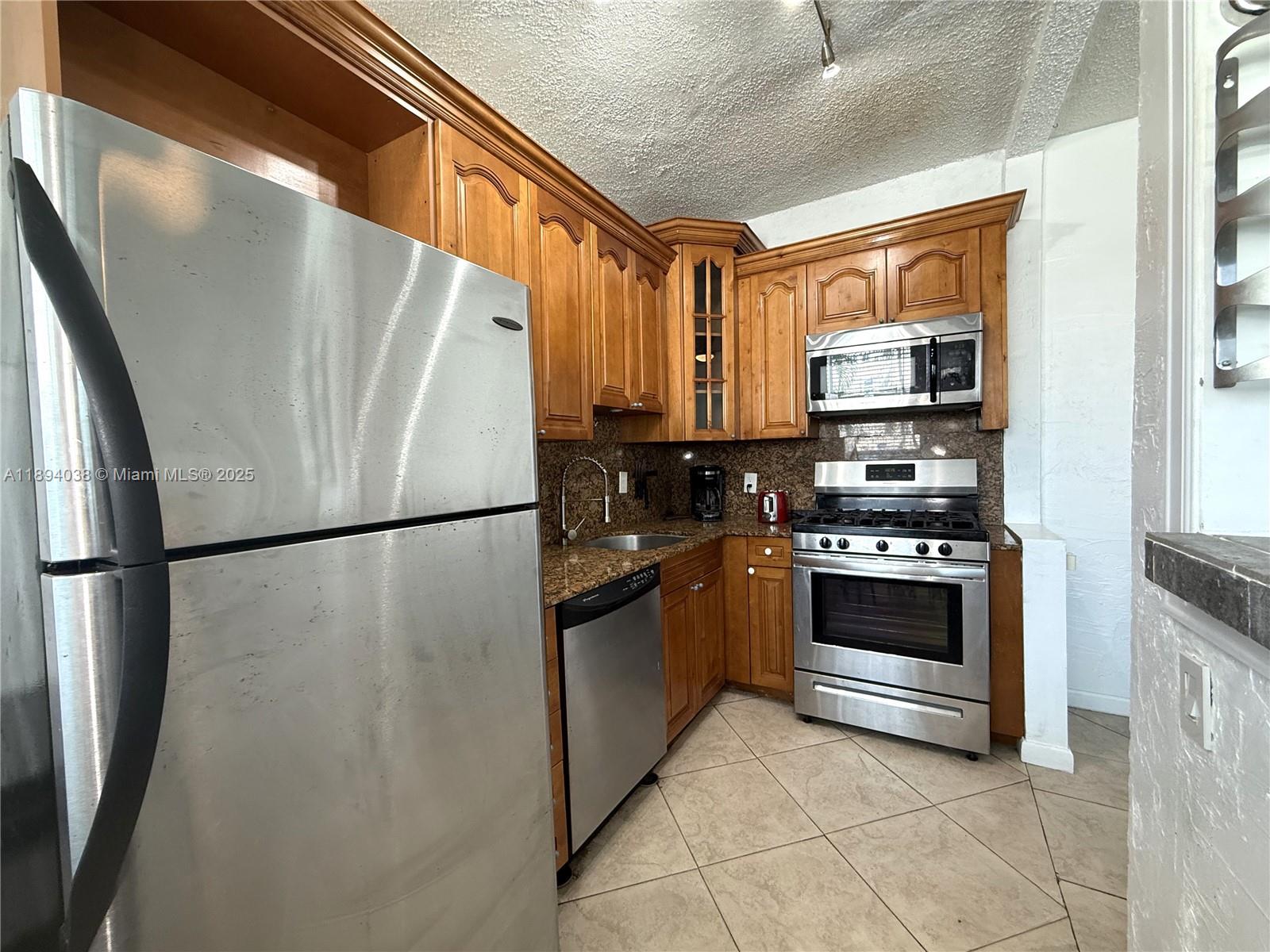 THE MICHIGAN CONDO - Residential Lease
