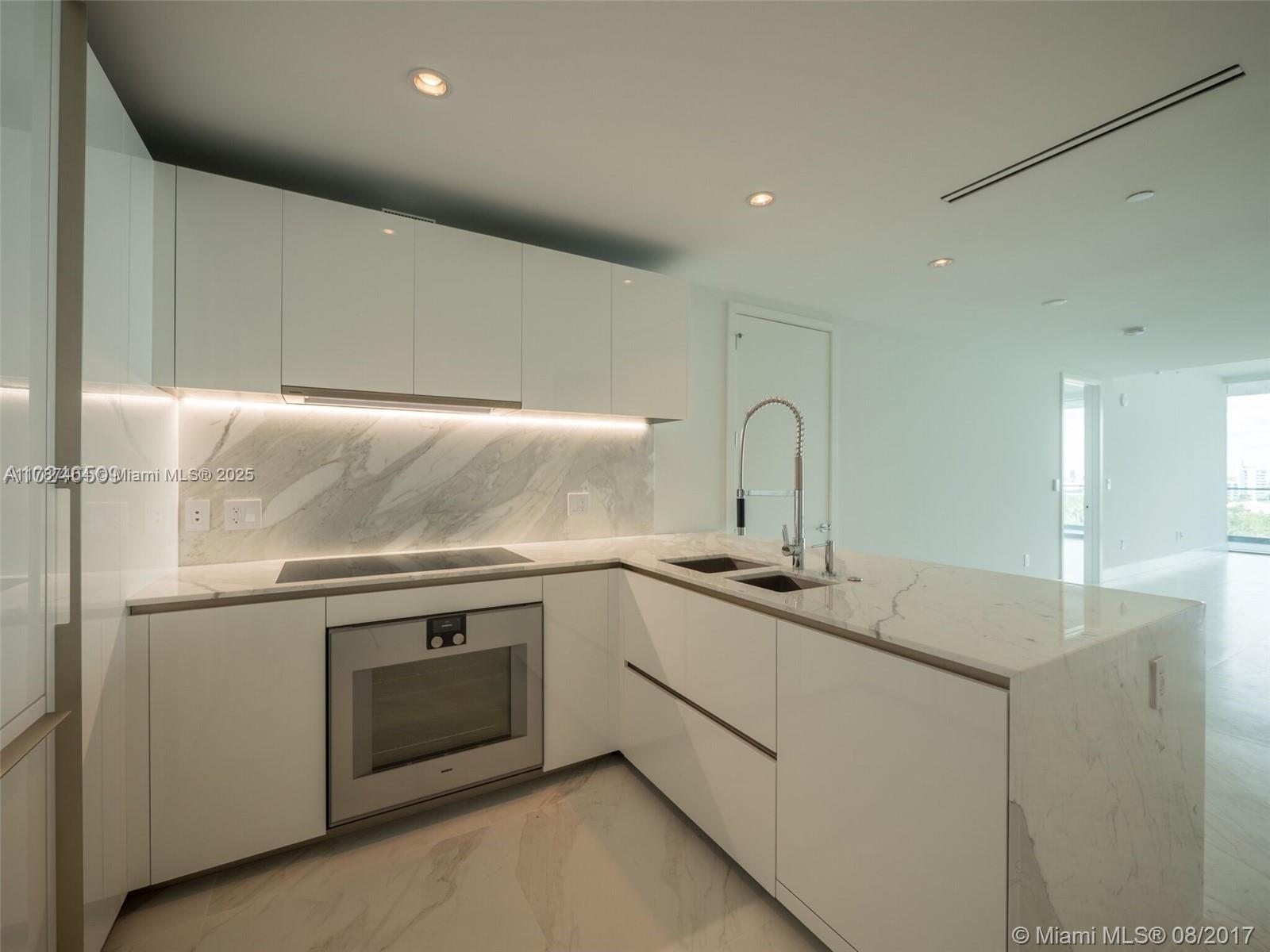 10201 Collins Ave 1005