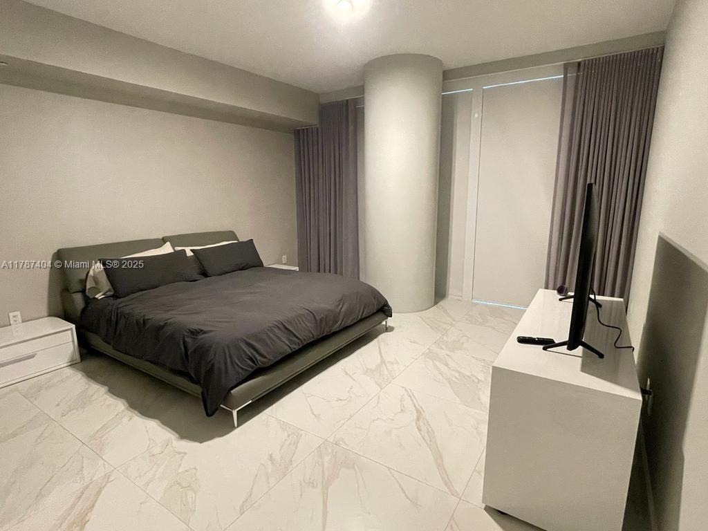 10201 Collins Ave 1005