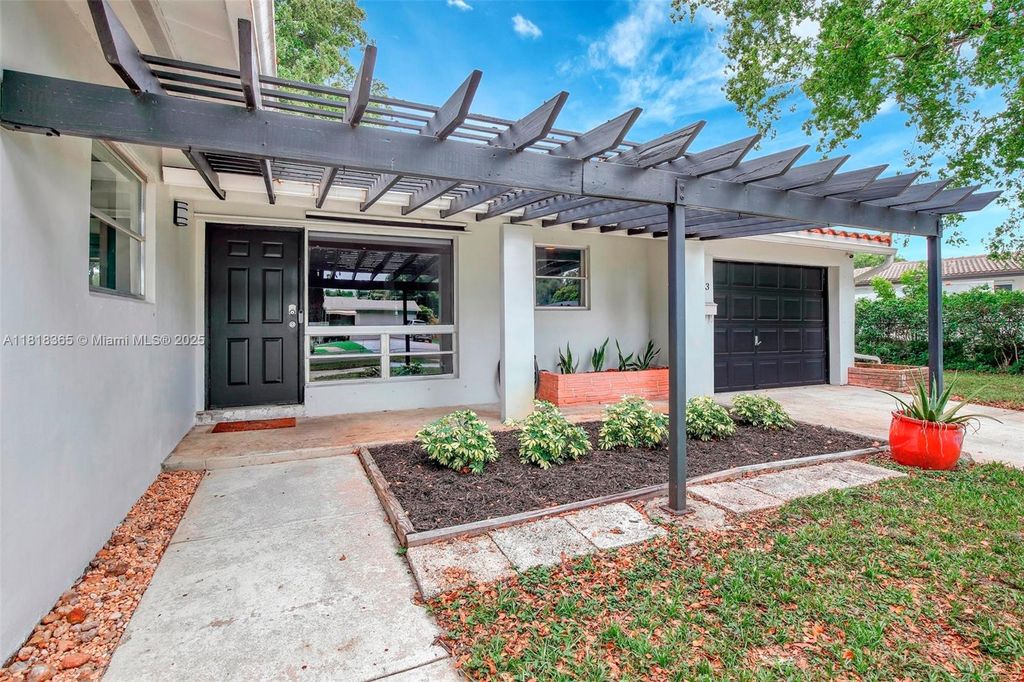 Photo of 613 Garden Ct, Plantation, FL 33317 (MLS # A11818365)