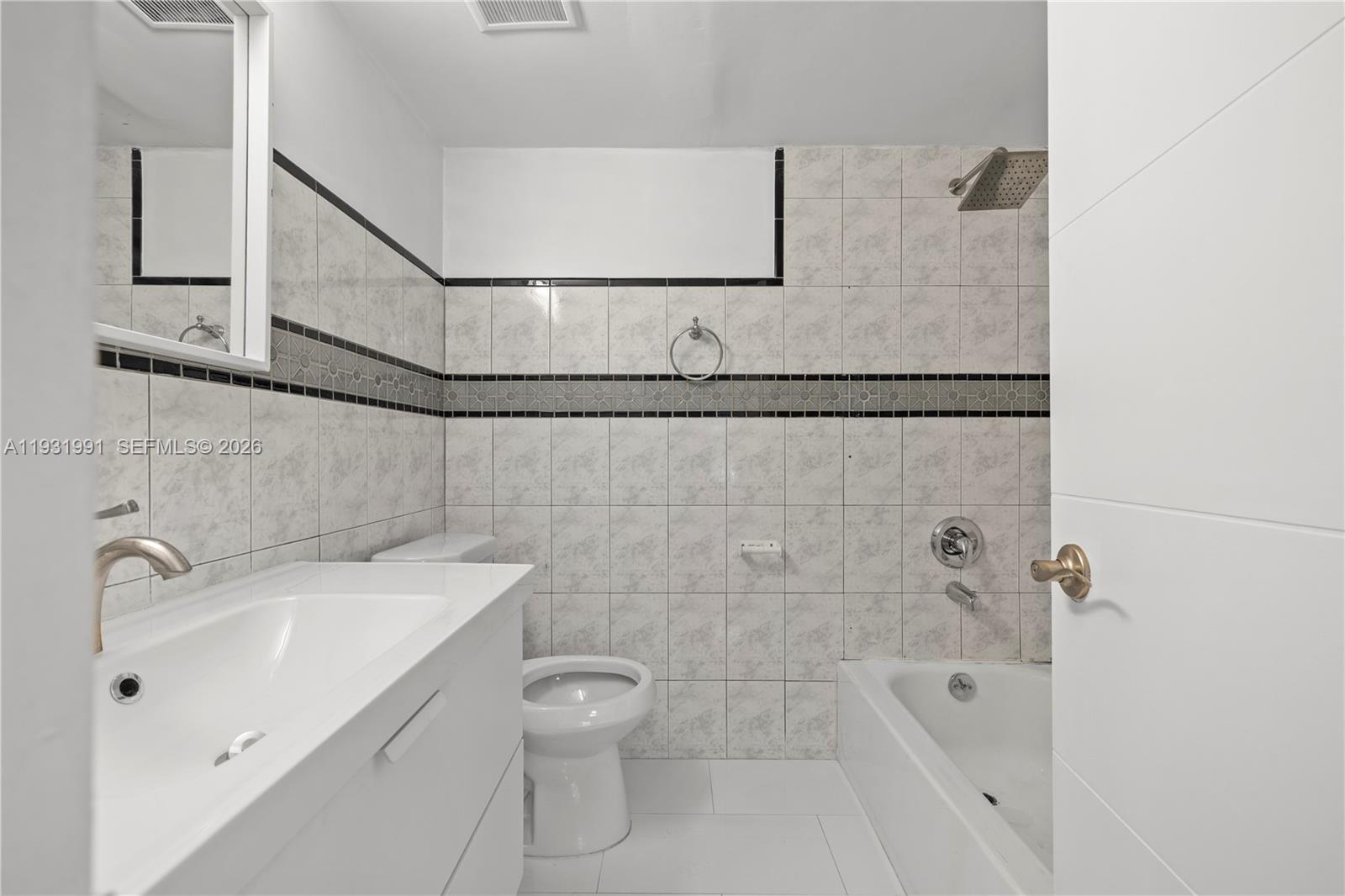 NEWPORT CONDOMINUM - Residential Lease