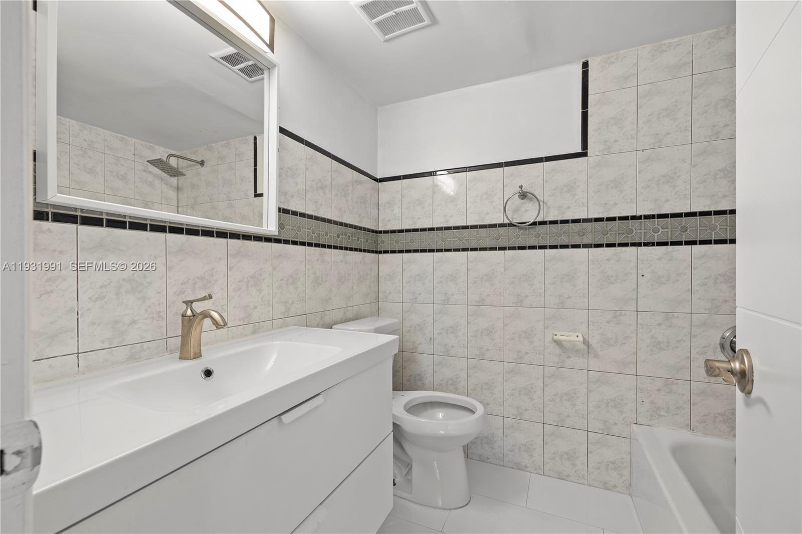 NEWPORT CONDOMINUM - Residential Lease