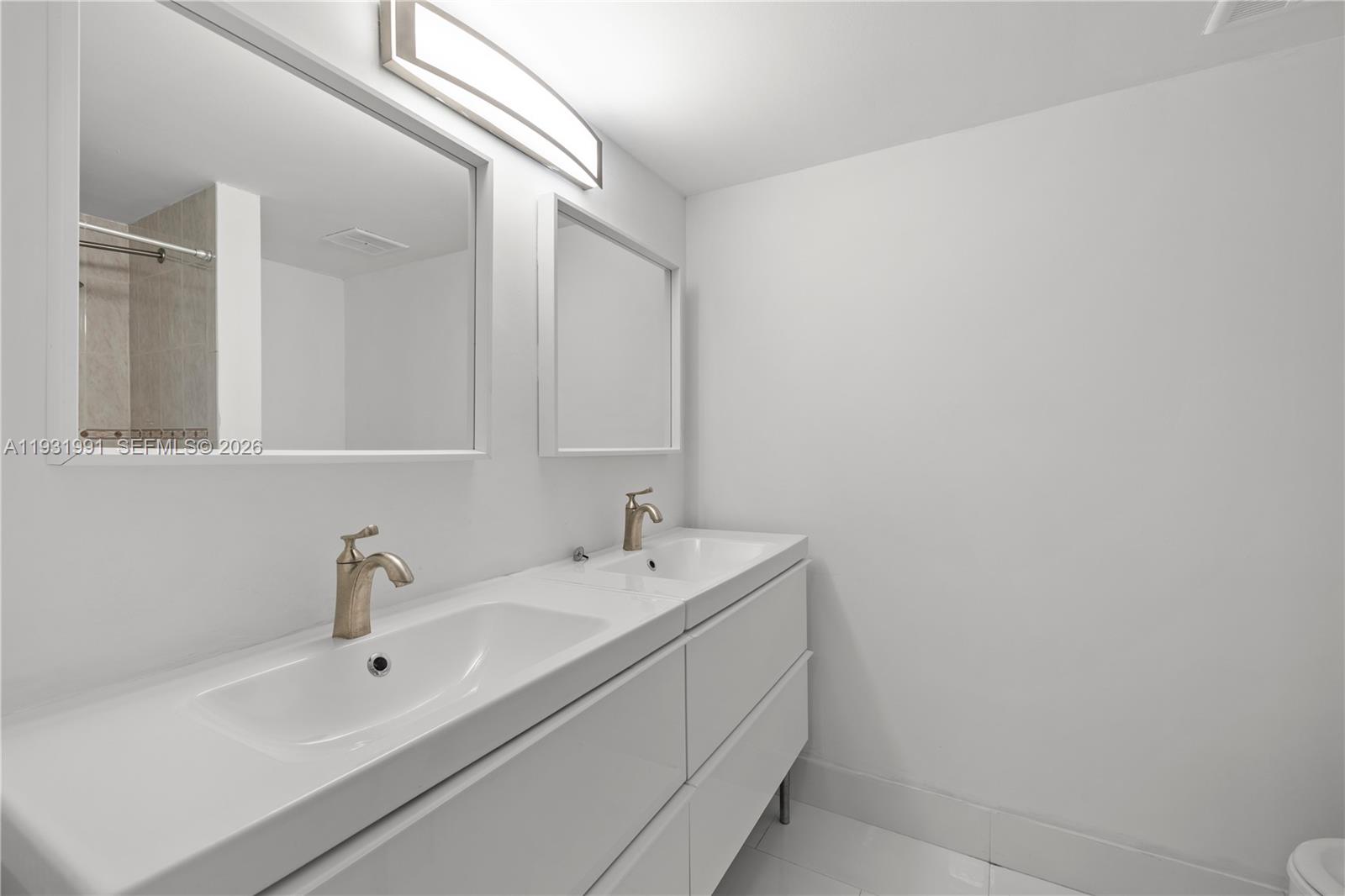 NEWPORT CONDOMINUM - Residential Lease