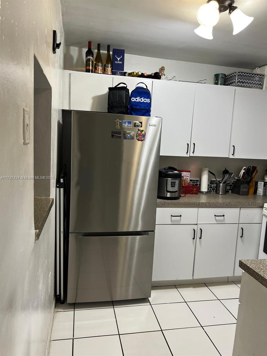 Cozy unit. Minutes from all shopping.