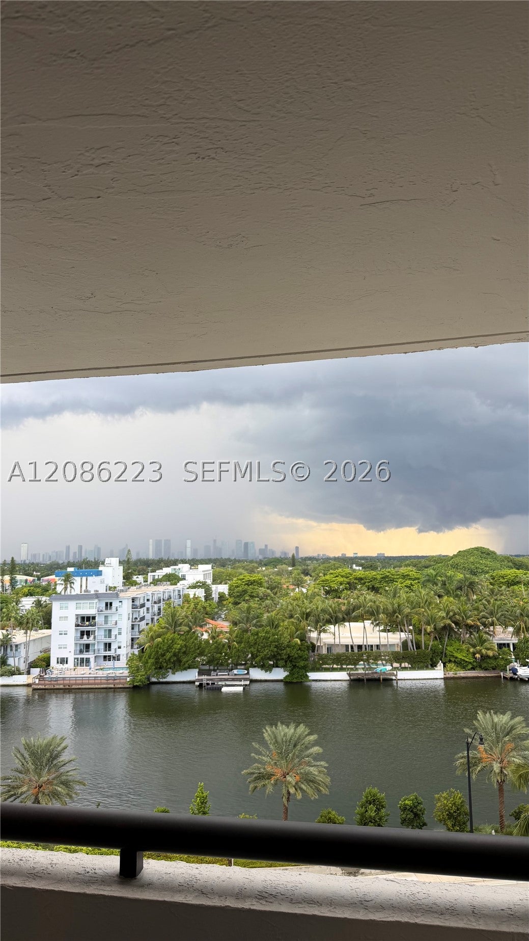 2555 Collins Ave 910
