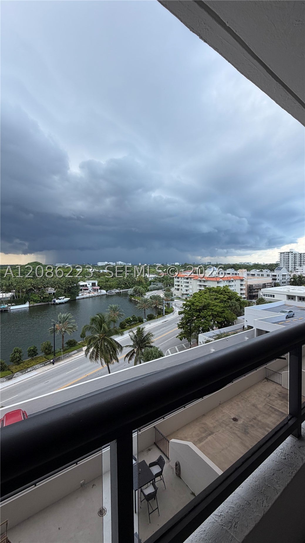 2555 Collins Ave 910