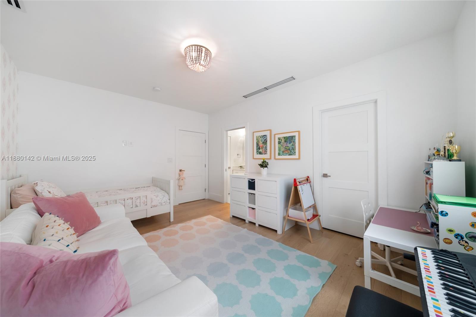 COCONUT GROVE MANOR - Residential