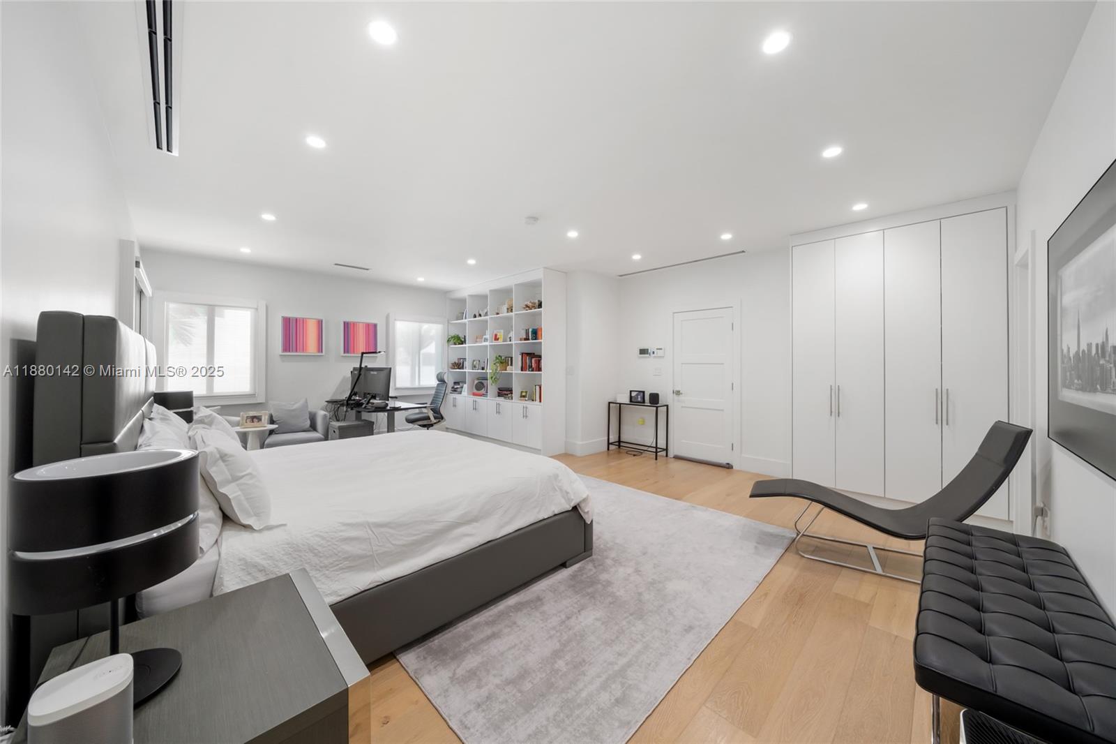 COCONUT GROVE MANOR - Residential