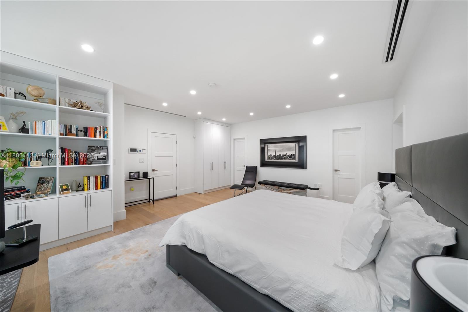 COCONUT GROVE MANOR - Residential