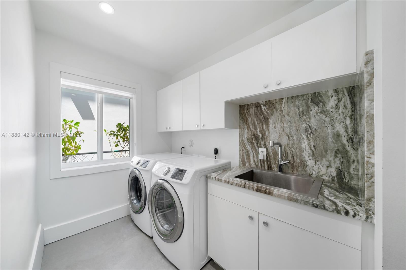 COCONUT GROVE MANOR - Residential