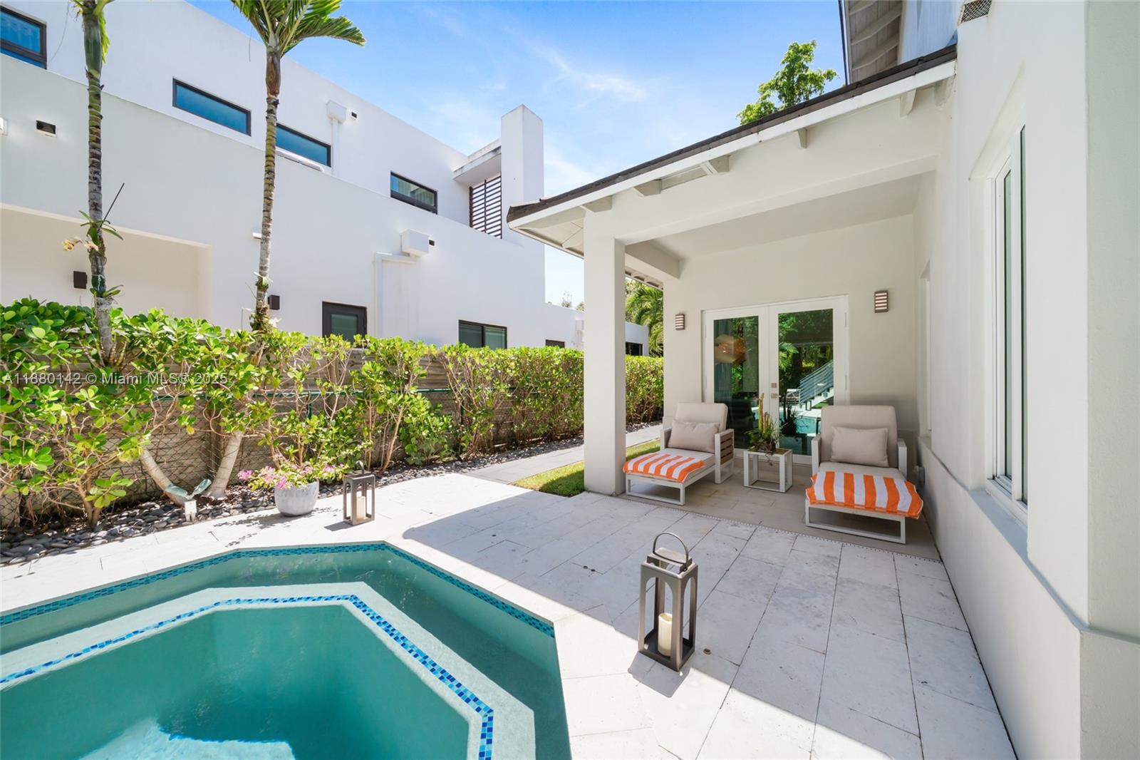 COCONUT GROVE MANOR - Residential