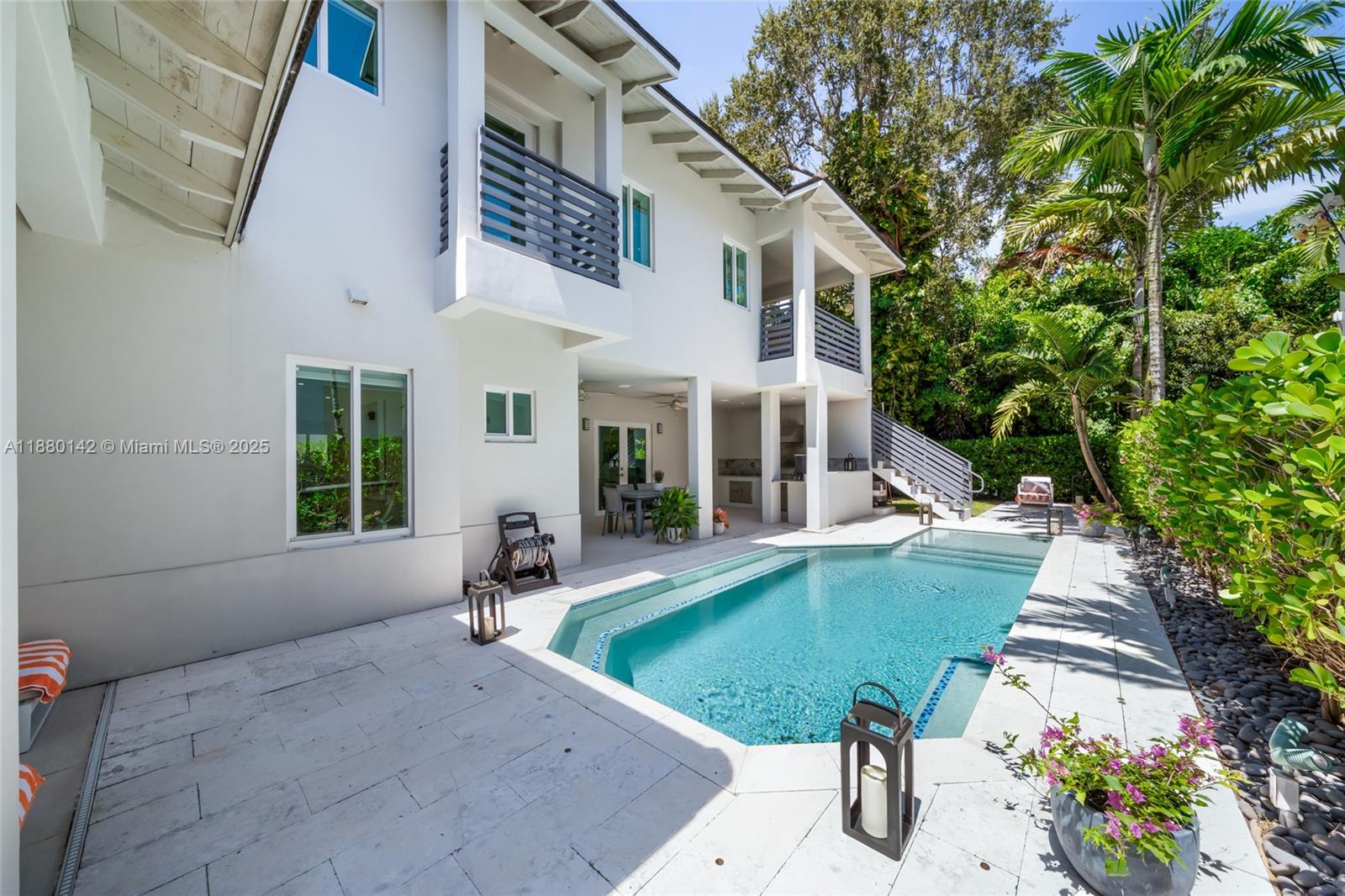 COCONUT GROVE MANOR - Residential
