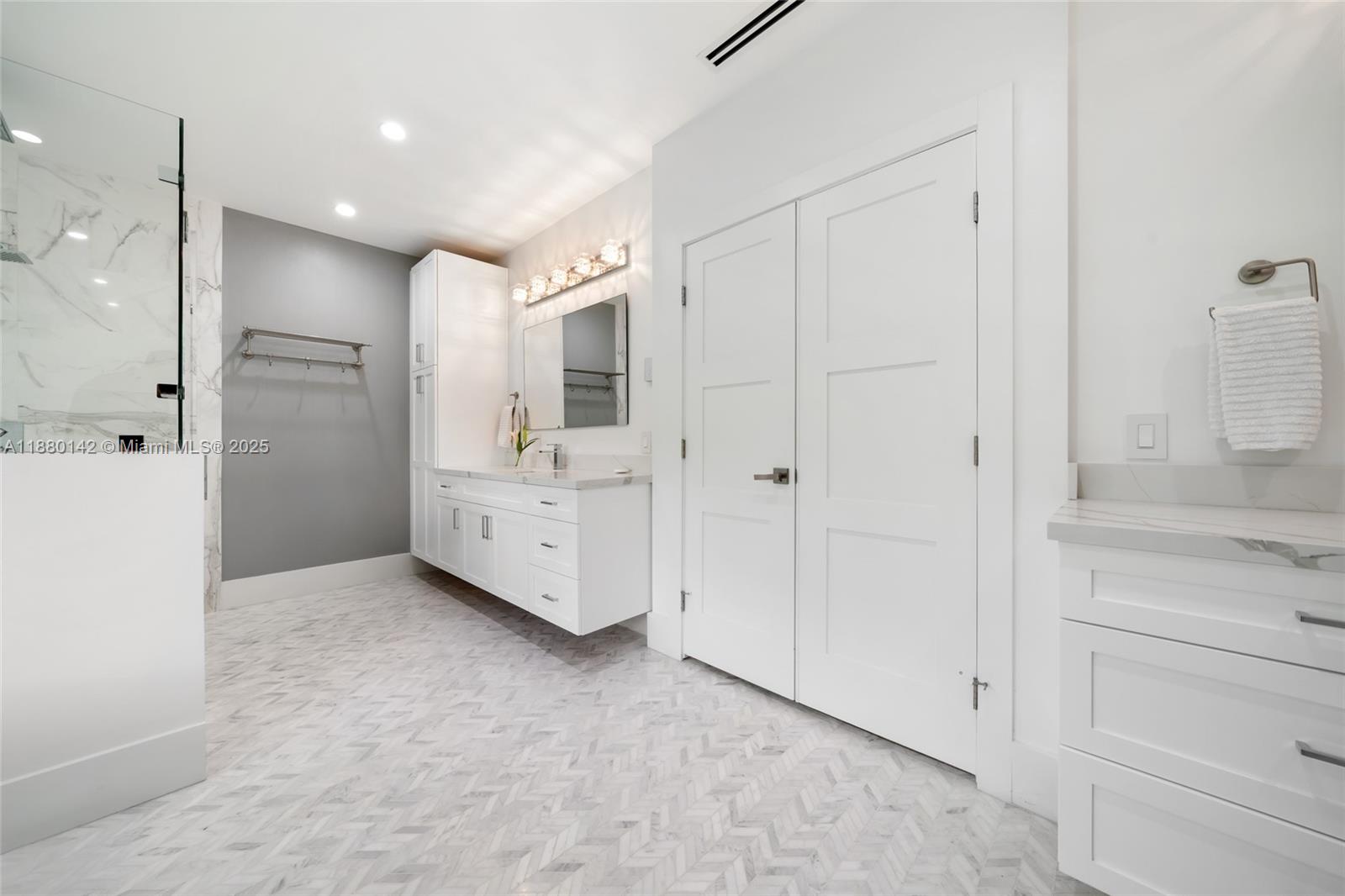 COCONUT GROVE MANOR - Residential