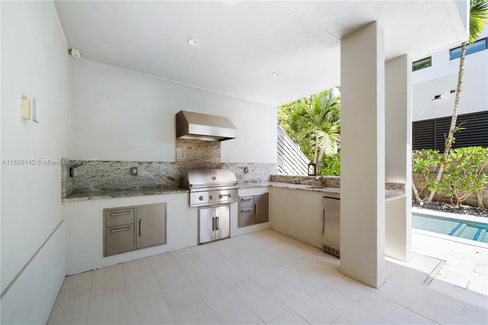 COCONUT GROVE MANOR - Residential