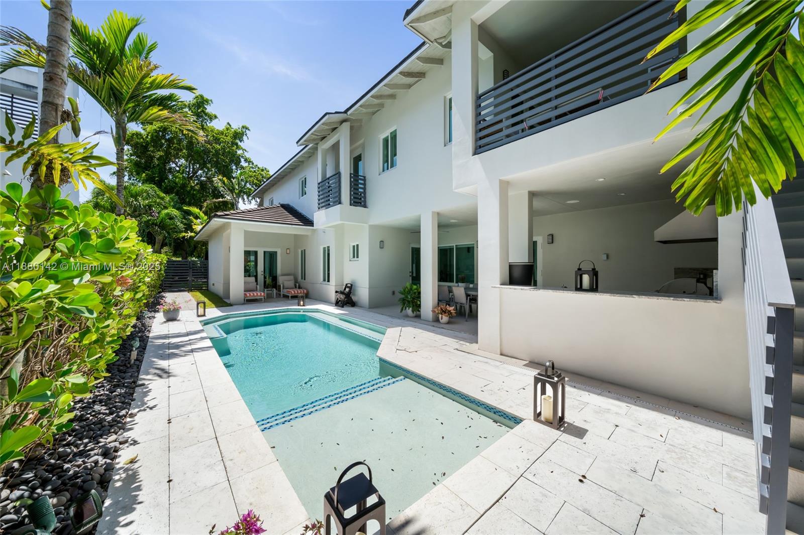 COCONUT GROVE MANOR - Residential