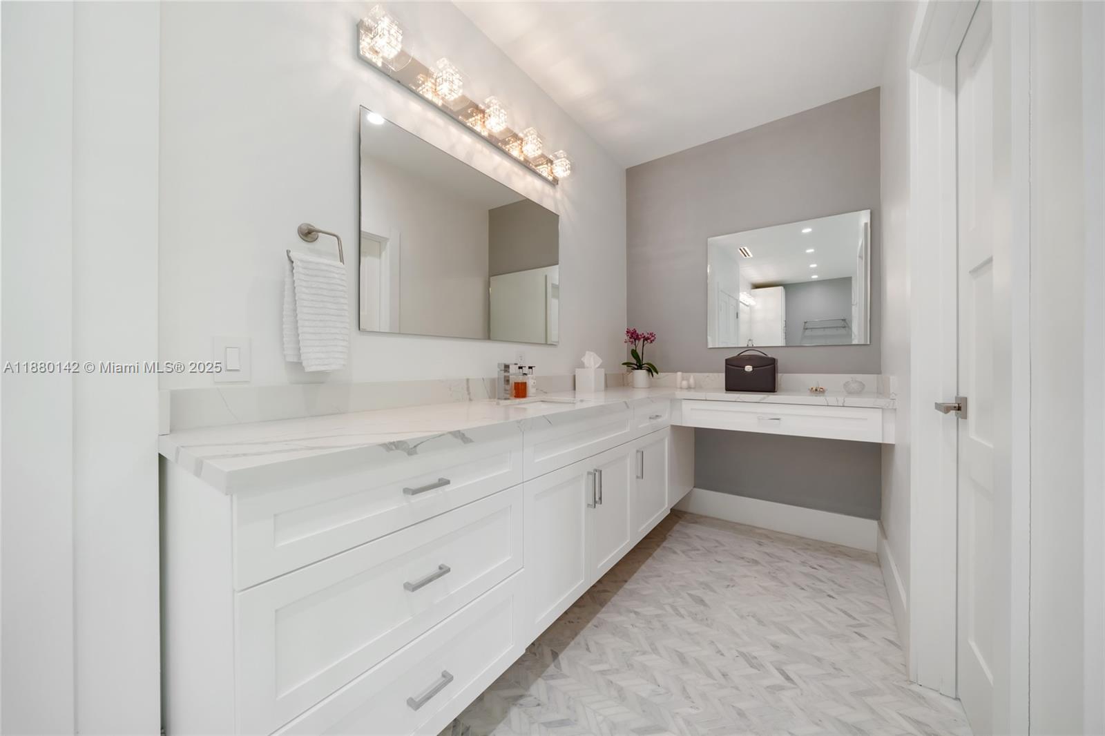 COCONUT GROVE MANOR - Residential