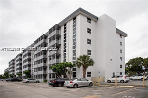 One bedroom one bathroom in a great location. Across the street from Spanish Monastery and NMB Tennis Court. This is a big unit with impact window and sliding door. Minutes to the beach and shoppings. Association allowing immediate rent.