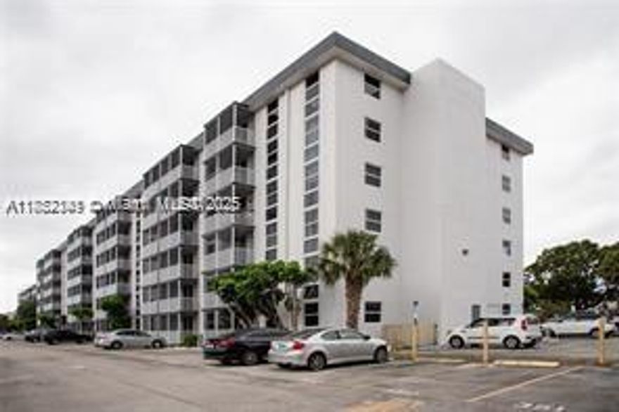 One bedroom one bathroom in a great location. Across the street from Spanish Monastery and NMB Tennis Court. This is a big unit with impact window and sliding door. Minutes to the beach and shoppings. Association allowing immediate rent.