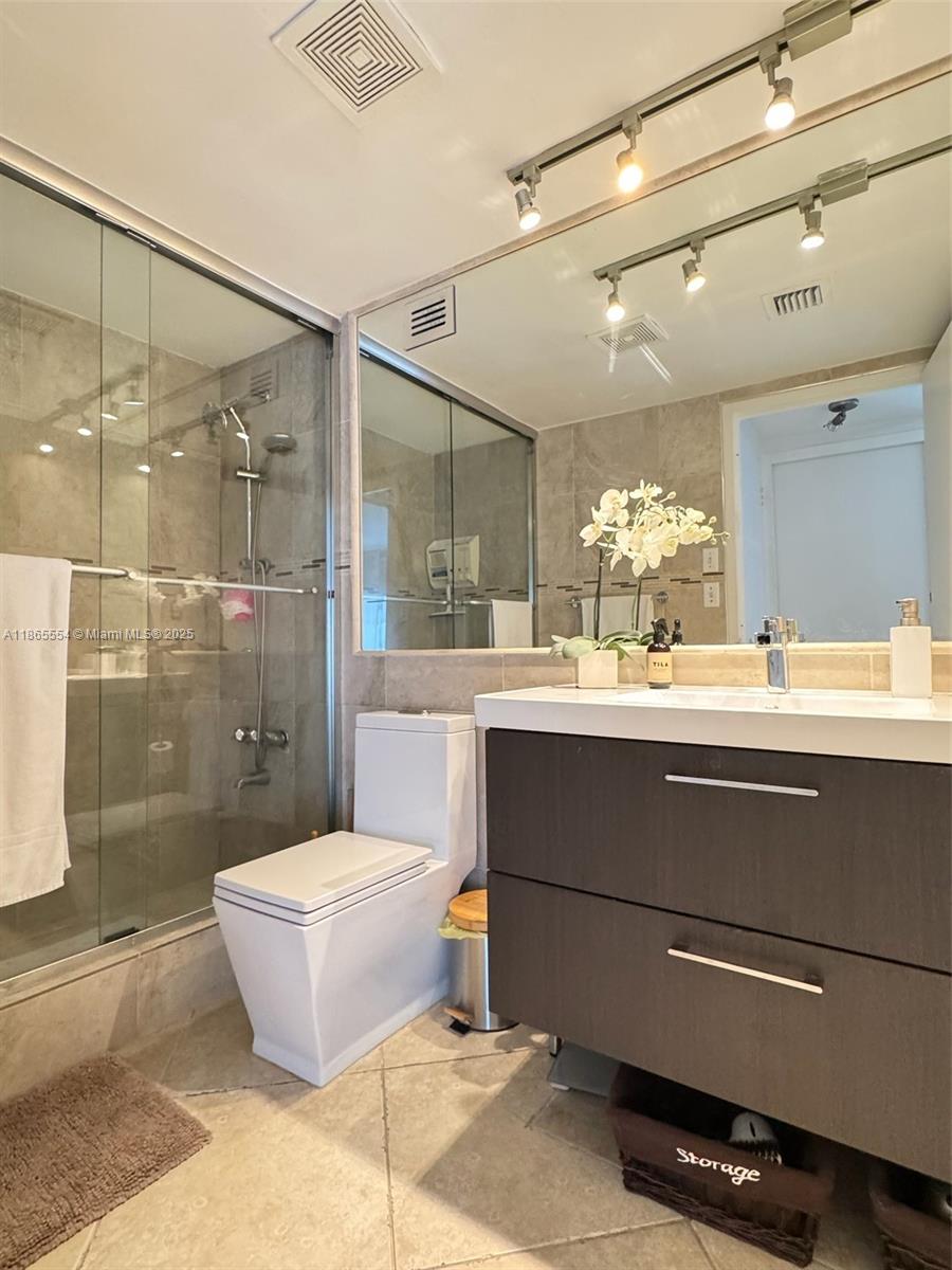 CARLISLE ON THE OCEAN CON - Residential Lease