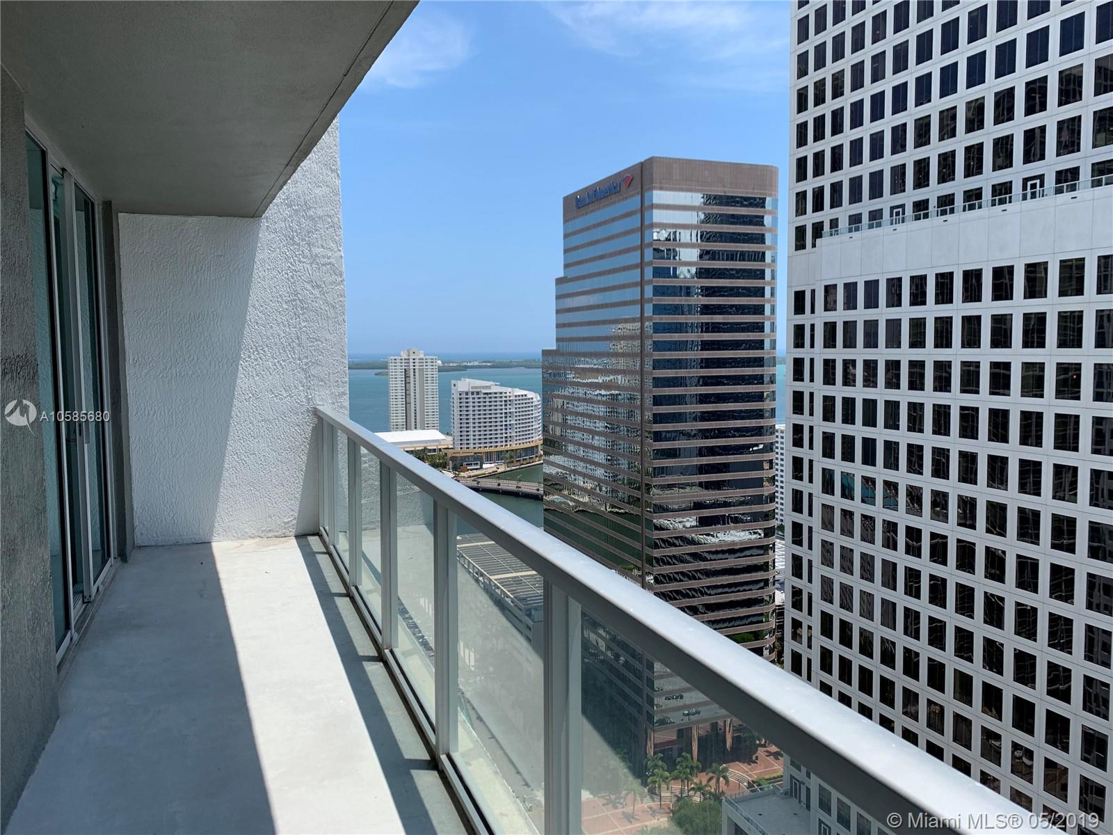 JUST UPDATED WITH WOOD FLOORS. SPACIOUS 1 BED 1 BATH IN THE HEART OF BRICKELL. CLOSE TO RESTAURANTS, SHOPS, CITICENTRE, FINANCIAL CENTERS AND MORE. WALKING DISTANCE TO MARY BRICKELL VILLAGE AND ALL OF IT'S ENTRETAINMENT. NEXT TO METROMOVER. BEAUTIFUL BUILDING, AMAZING AMENITIES. EUROPEAN KITCHEN WITH STAINLESS STEEL APPLIANCES. MASTER BATH WITH JACUZZI AND SEPARATE SHOWER.
