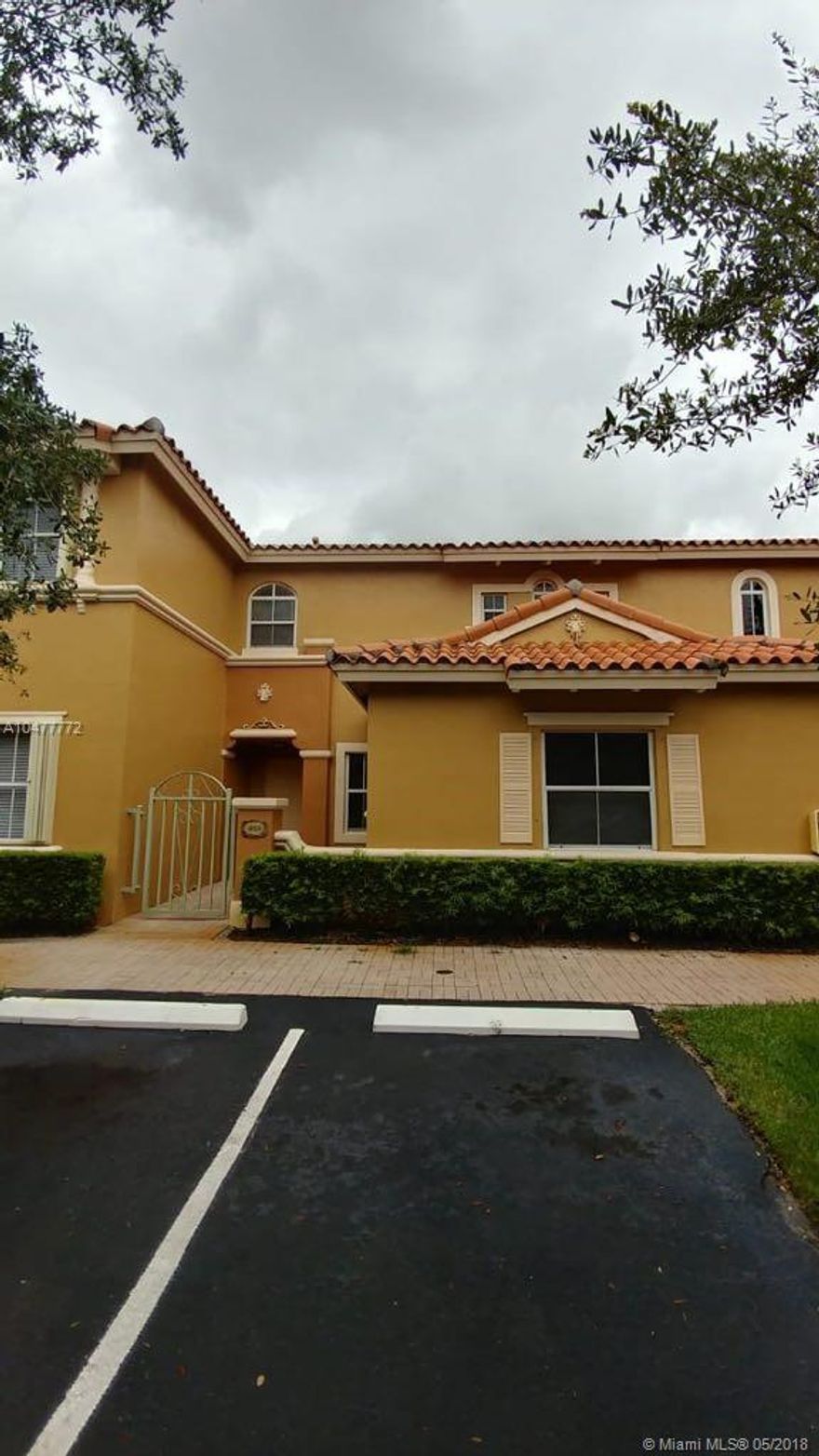 BEAUTIFUL AND LUMINOUS TOWNHOUSE IN A GATED COMMUNITY WITH  3 BEDROOMS AND 3 COMPLETE BATHROOMS (2 MASTER BEDROOMS UPSTAIRS AND 1 BEDROOM AND 1 COMPLETE BATHROOM IN THE FIRST FLOOR). TILE, WASHER AND DRYER, PATIO, 2 PARKING SPACES AT THE FRONT OF THE PROPERTY.
QUICK ACCESS TO I-75, PALMETTO, AND TURNPIKE. CLOSE TO SCHOOLS, SHOPS AND PEACEFUL GREEN SPACES.
The property will have new appliances at move in day. The appliances will not be the same as they are now
For showings instructions, please send a TEXT to the agent cell phone with name and realtor license number.