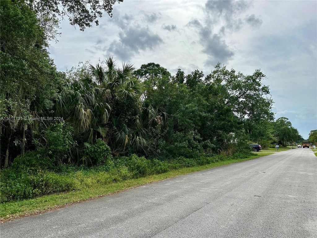Photo of 4814 Lakewood Park Dr, Fort Pierce, FL 34951 (MLS # A11611731)