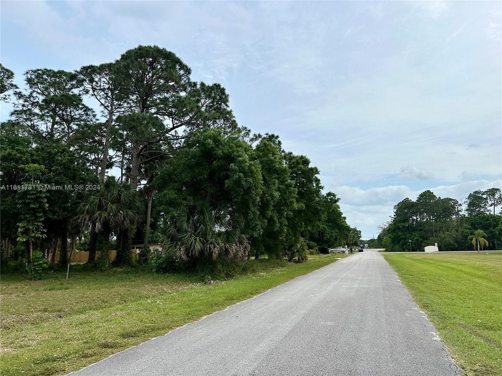 Photo of 4814 Lakewood Park Dr, Fort Pierce, FL 34951 (MLS # A11611731)