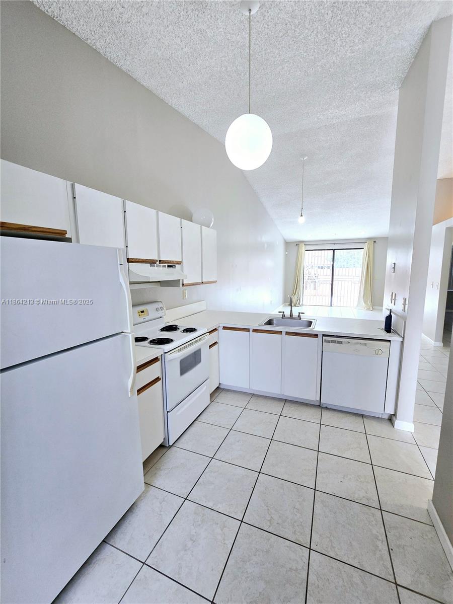 COUNTRY LAKE MANORS TOWNH - Residential