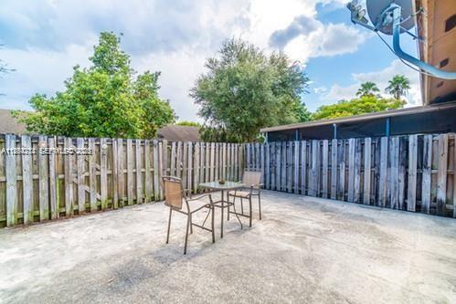 COUNTRY LAKE MANORS TOWNH - Residential