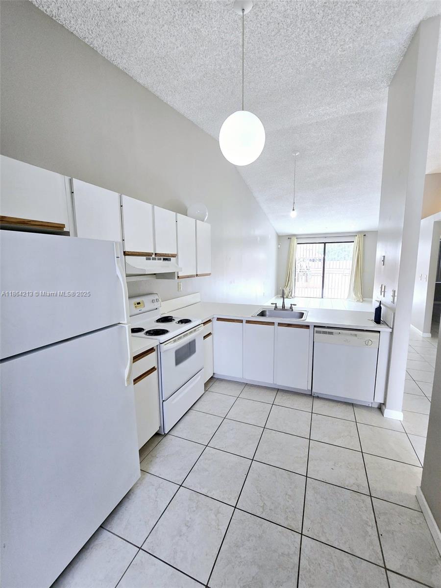 COUNTRY LAKE MANORS TOWNH - Residential