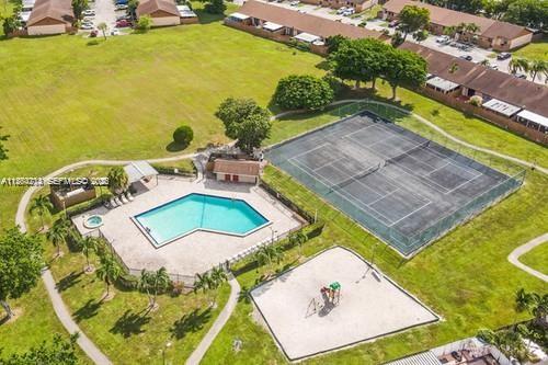 COUNTRY LAKE MANORS TOWNH - Residential