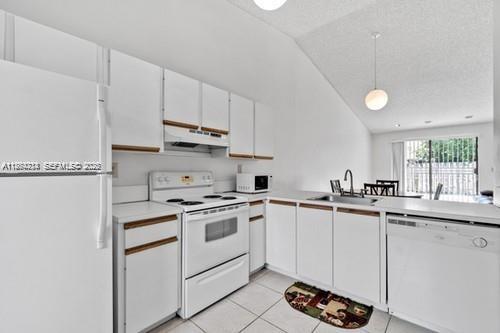 COUNTRY LAKE MANORS TOWNH - Residential