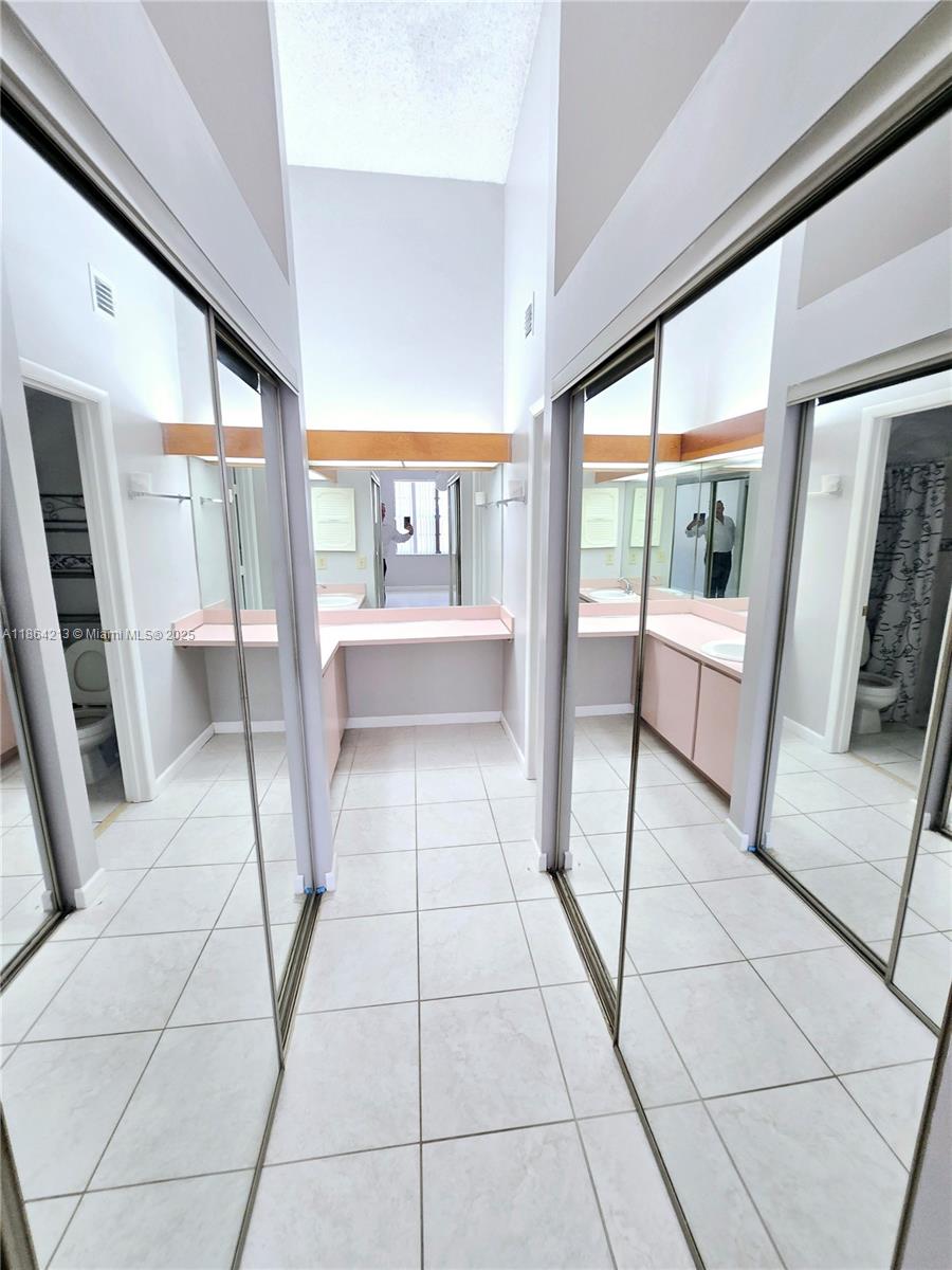 COUNTRY LAKE MANORS TOWNH - Residential