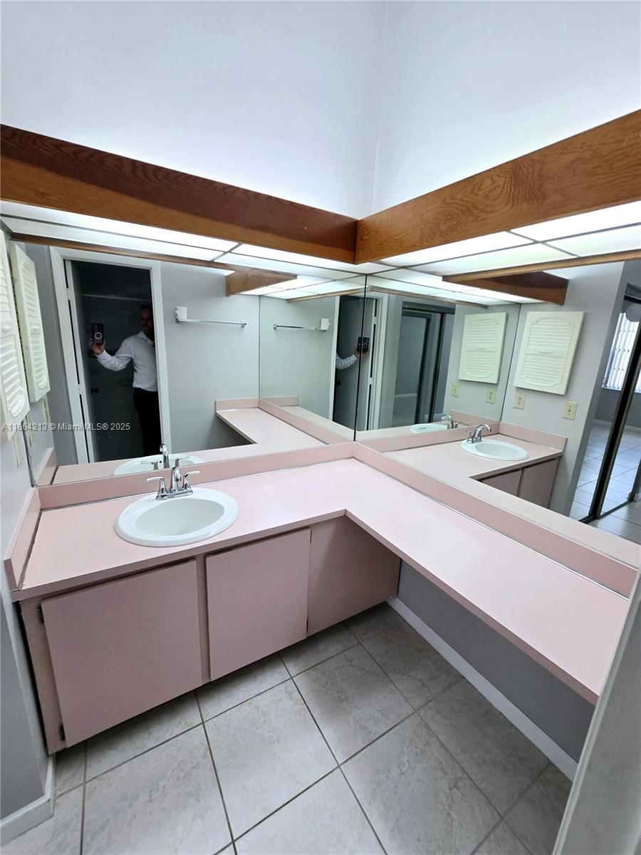 COUNTRY LAKE MANORS TOWNH - Residential