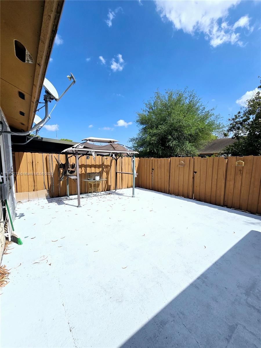 COUNTRY LAKE MANORS TOWNH - Residential