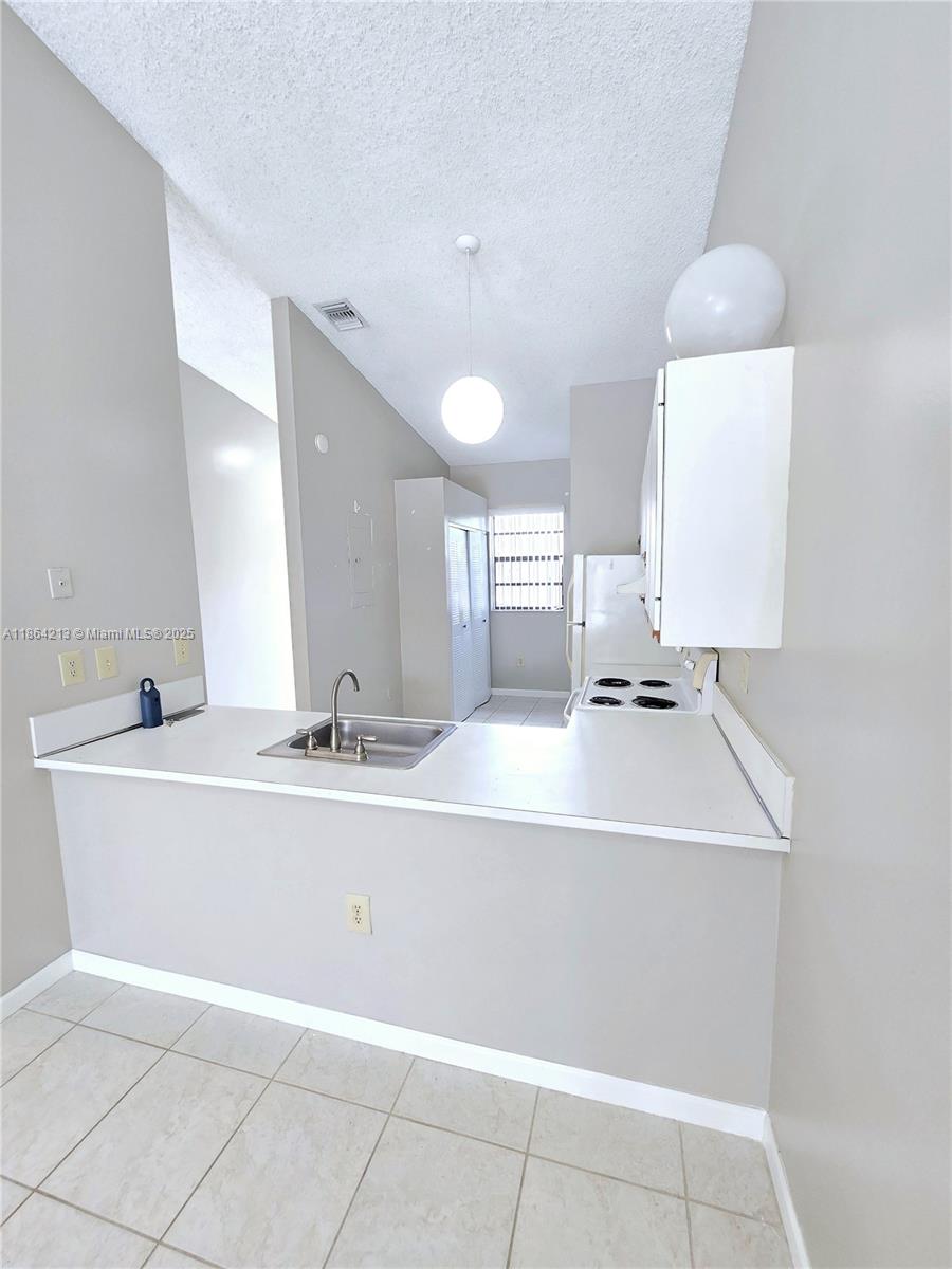 COUNTRY LAKE MANORS TOWNH - Residential