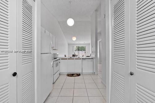 COUNTRY LAKE MANORS TOWNH - Residential