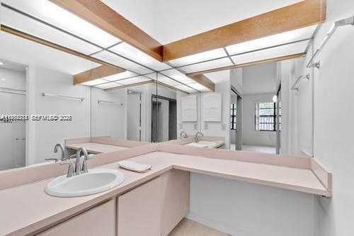 COUNTRY LAKE MANORS TOWNH - Residential