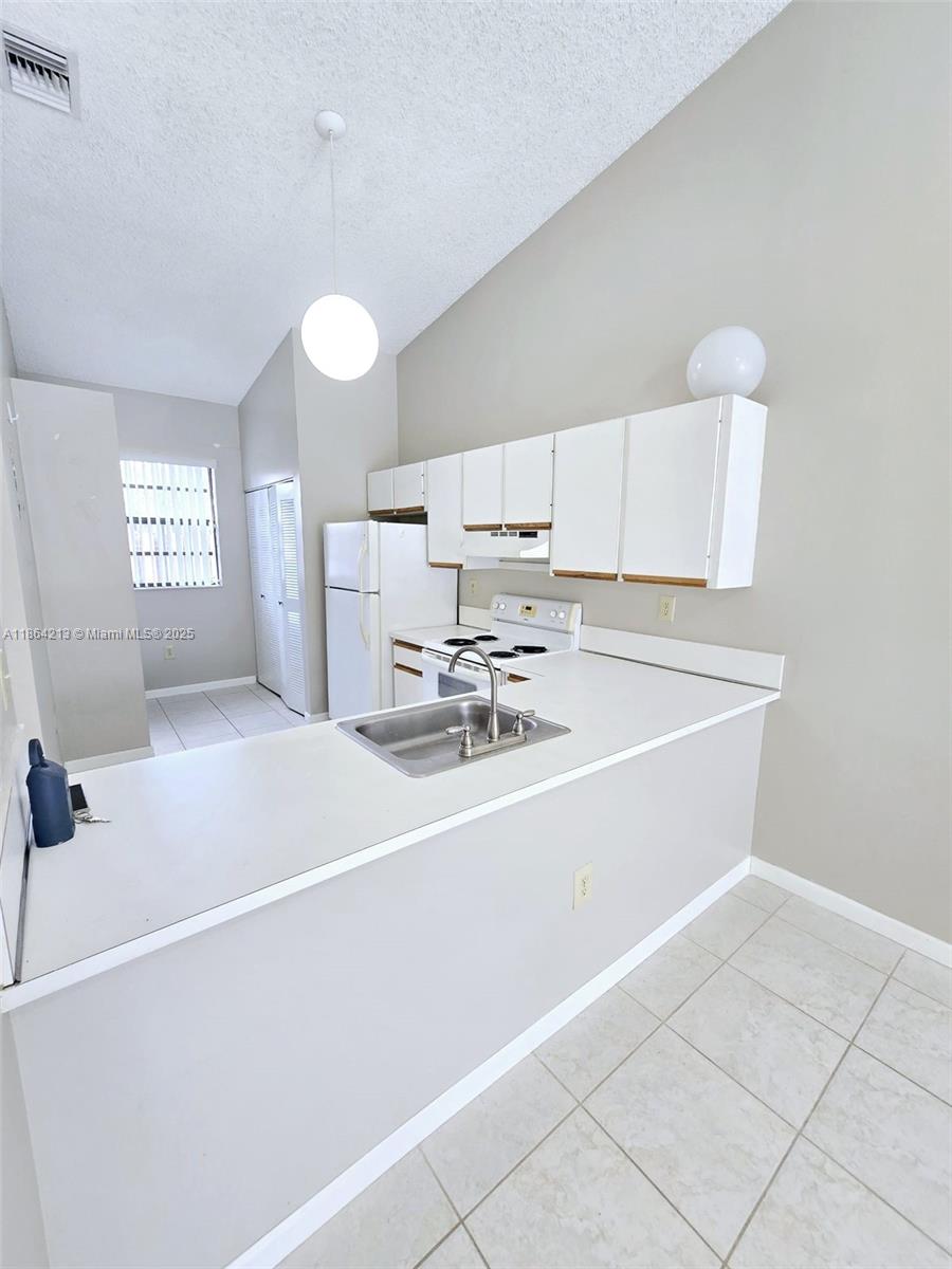 COUNTRY LAKE MANORS TOWNH - Residential