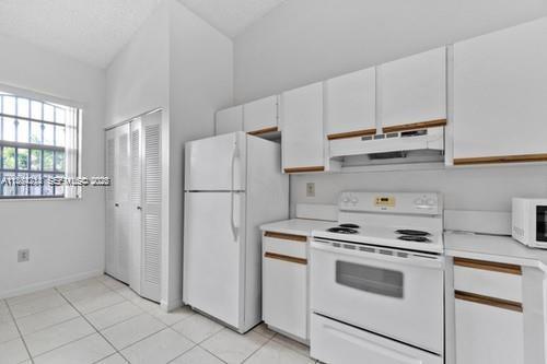 COUNTRY LAKE MANORS TOWNH - Residential