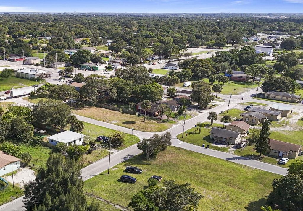 Photo of 516 N 26th St, Fort Pierce, FL 34947 (MLS # A11908734)