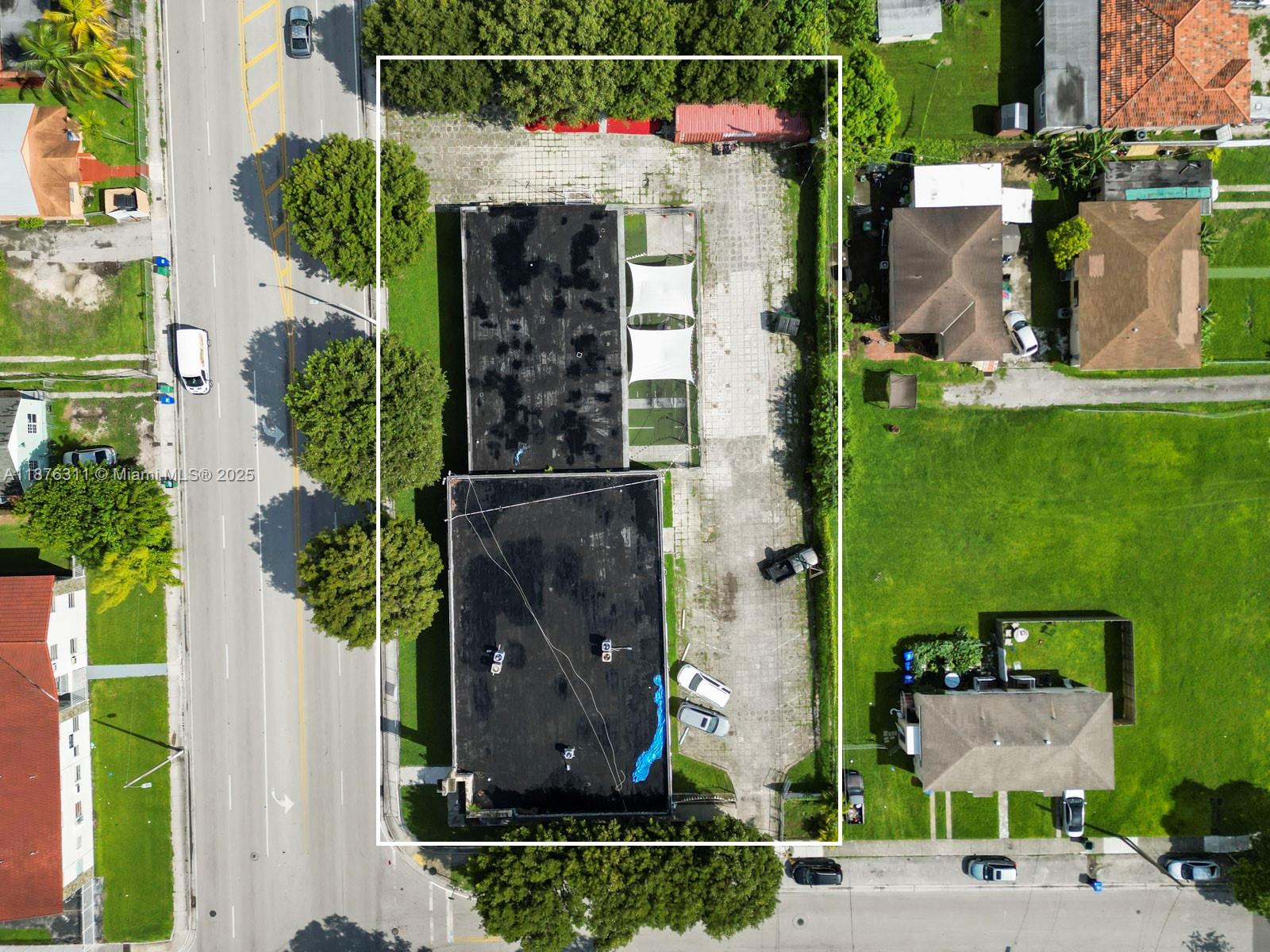 Main image without alt text