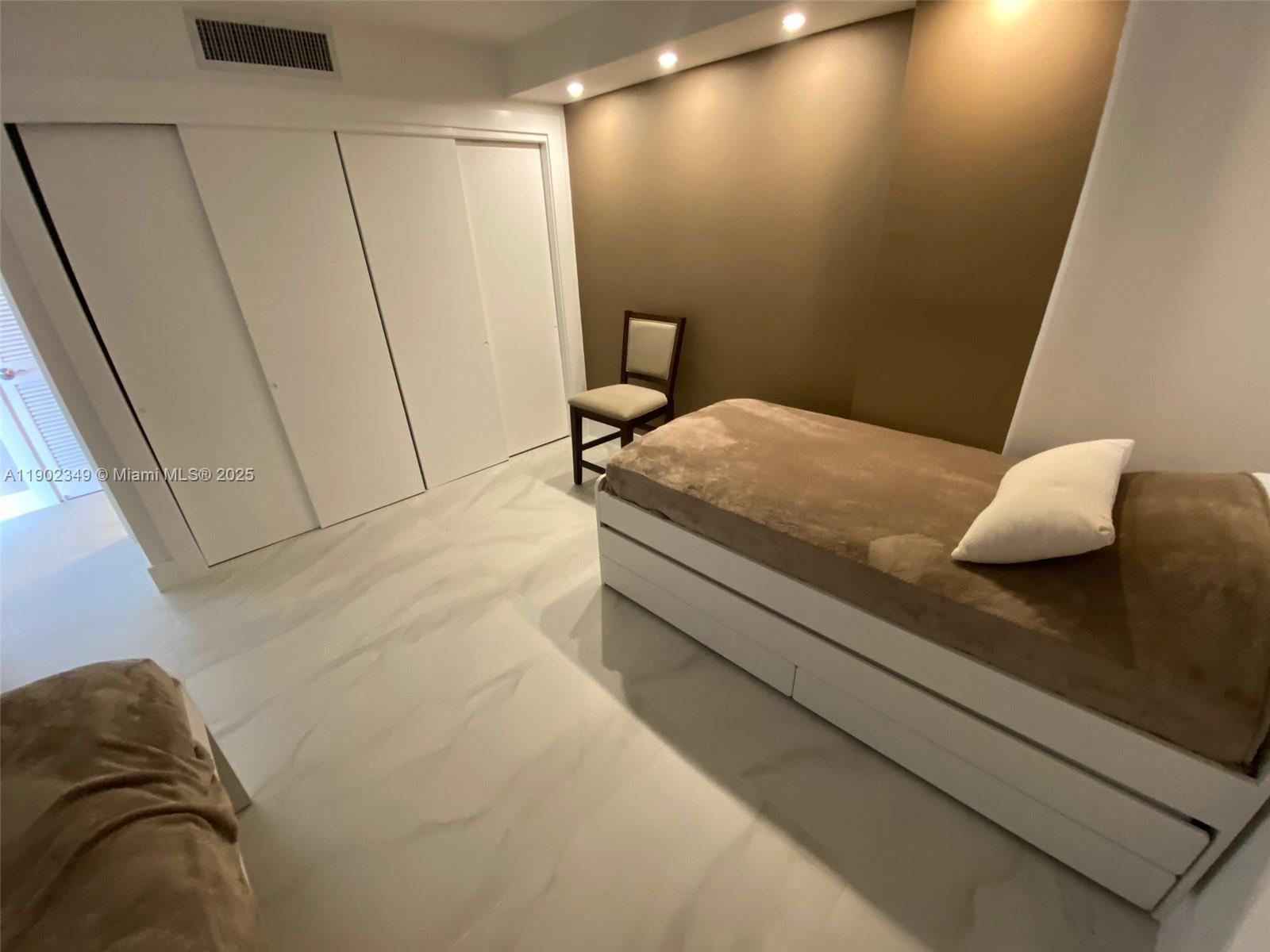 THE CLIFTON CONDO - Residential Lease