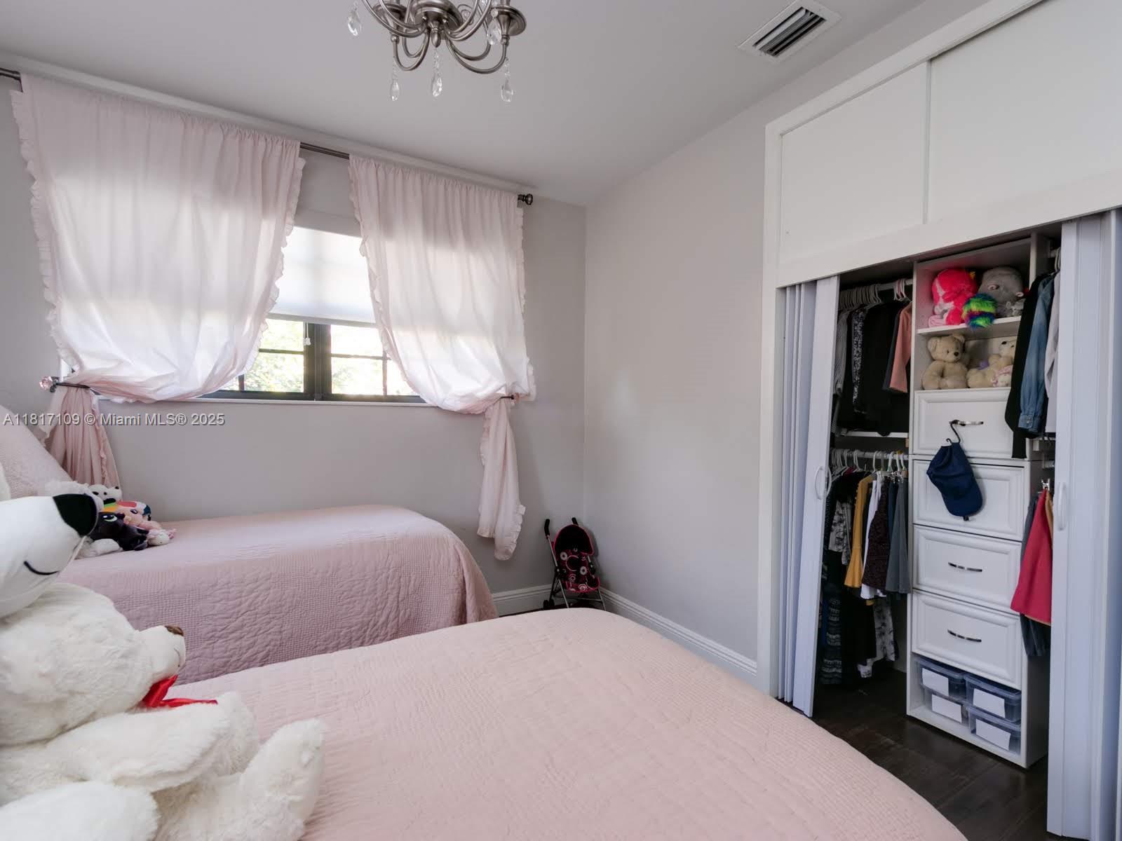 WINDWARD MANOR NO 1 - Residential