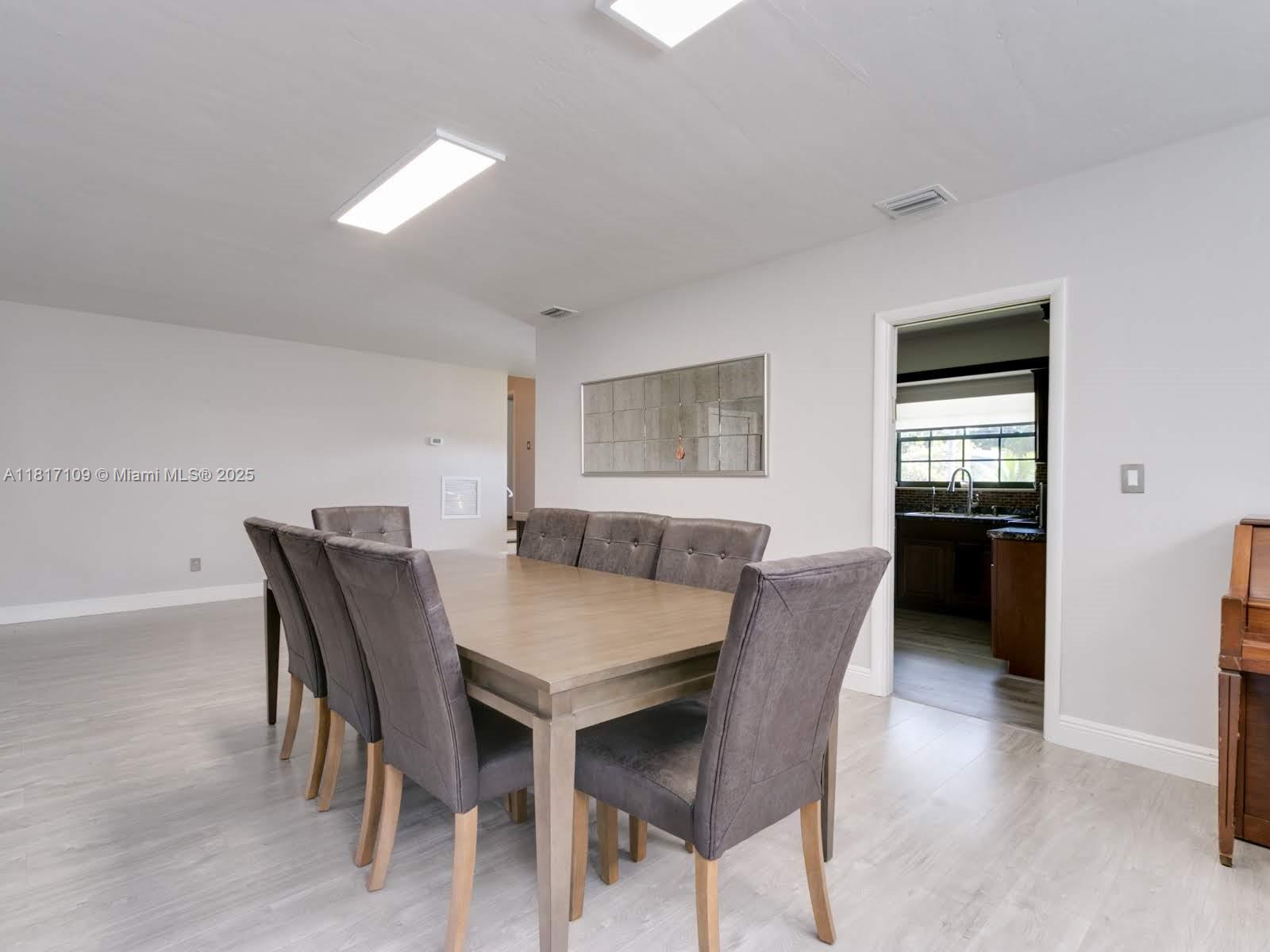 WINDWARD MANOR NO 1 - Residential